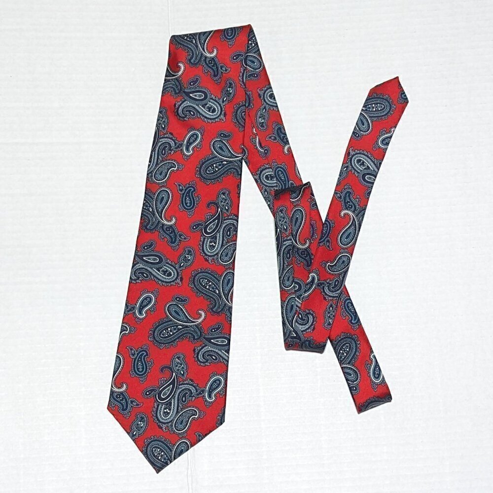 Oscar de la Renta 100% Silk Red Paisley Tie